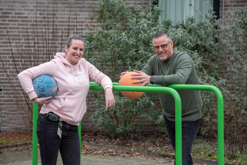 Sociotherapeut Janita en afdelingshoofd Rémon op de patio van afdelingd tbs-icu